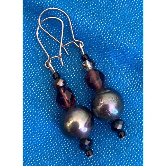 Black Pearl faux earrings with acrylic stone - Picture 2 of 2